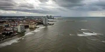 Coastal city partially submerged by rising sea levels, illustrating the impact of climate change on urban areas.