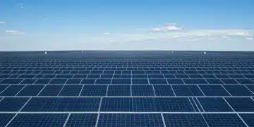 Expansive solar farm illustrating US solar capacity expansion